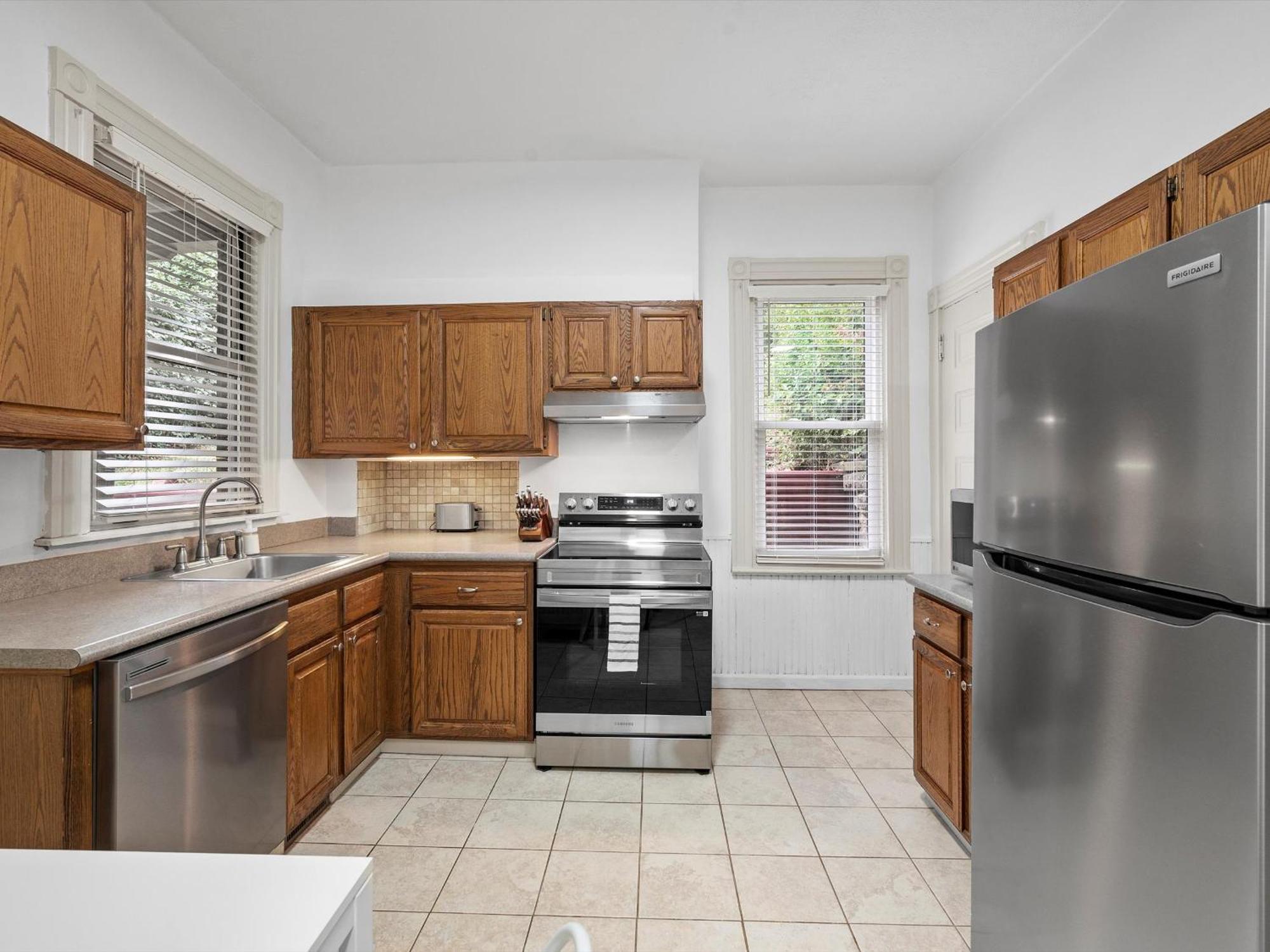 Homestay Oakland, !d Modern And Stylish Private Bedroom With Shared Bathroom